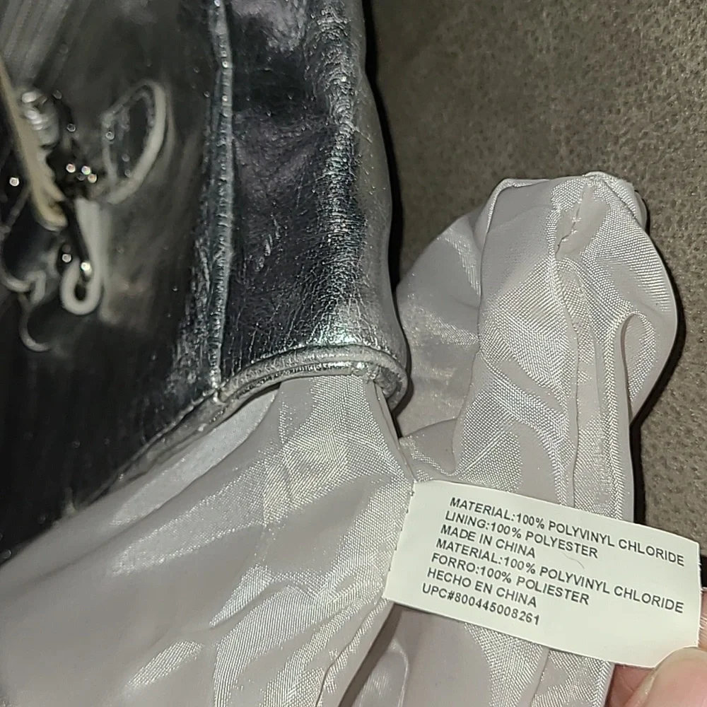 Shiny silver metallic handbag. Outside pockets snap closure‎ clean inside